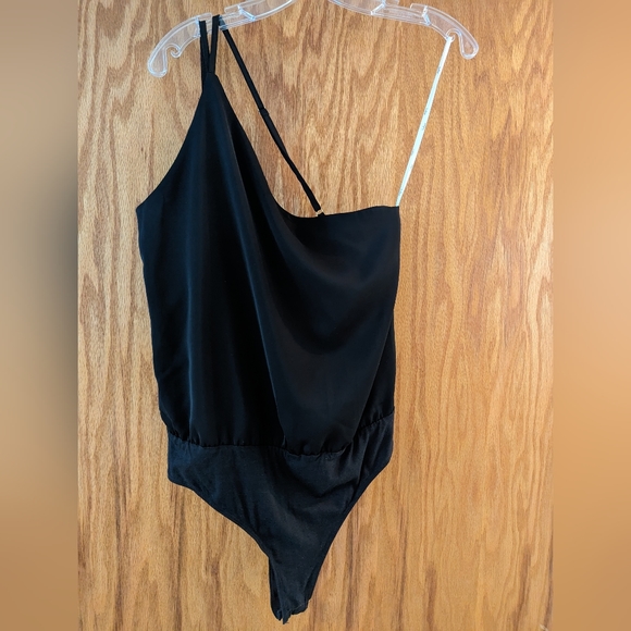 SALE! 🖤Lulu's Black One-Shoulder Cowl Back Bodysuit - Medium - Picture 9 of 10